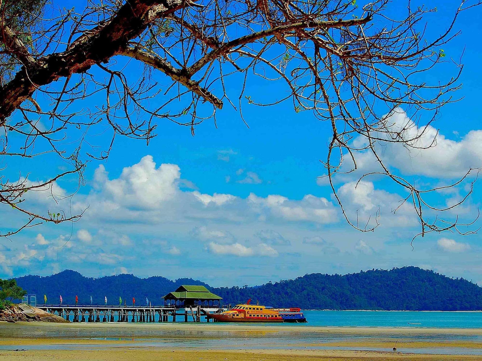 Oyo 44078 The Island Hotel Kampong Pasir Bogak Kültér fotó