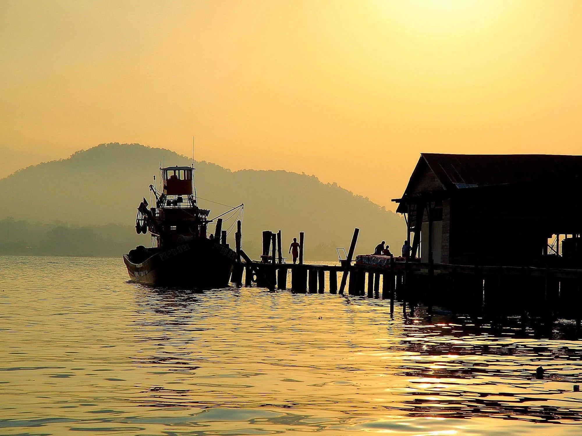 Oyo 44078 The Island Hotel Kampong Pasir Bogak Kültér fotó