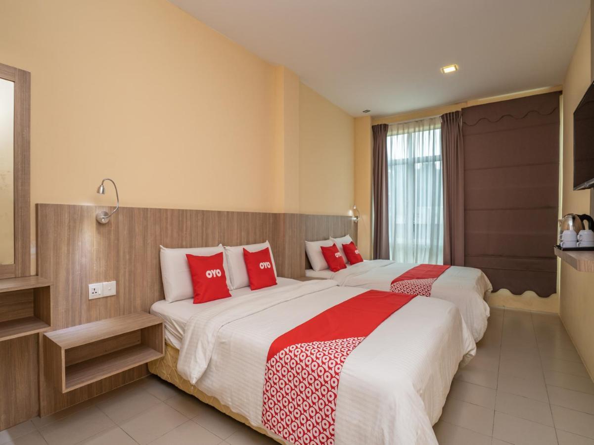 Oyo 44078 The Island Hotel Kampong Pasir Bogak Kültér fotó